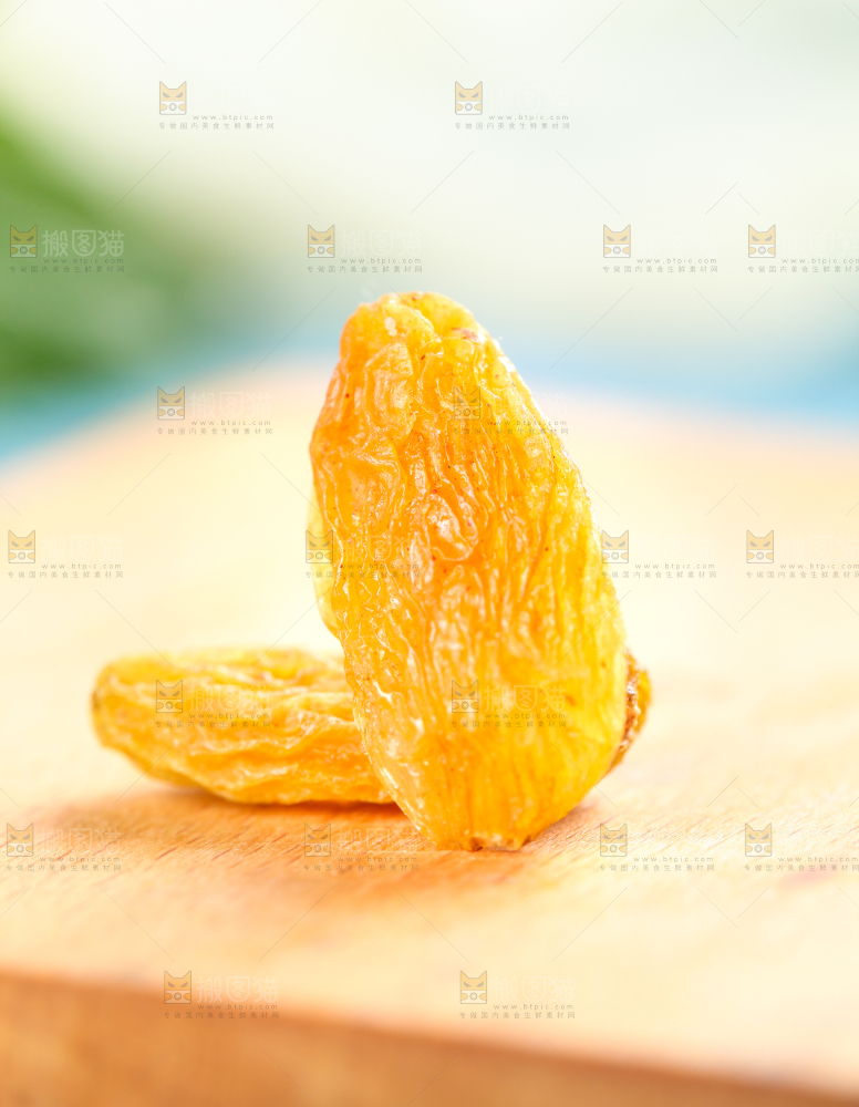 木板上的树上黄葡萄干