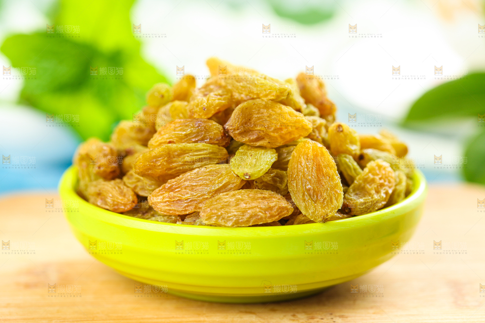 木底上的一碗吐鲁番葡萄干