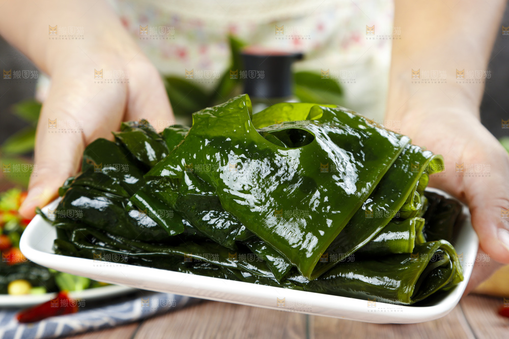 手端一盘裙带菜