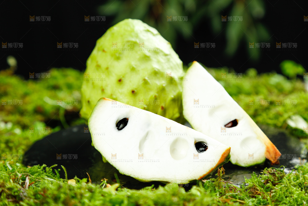 绿草地上摆放着释迦果