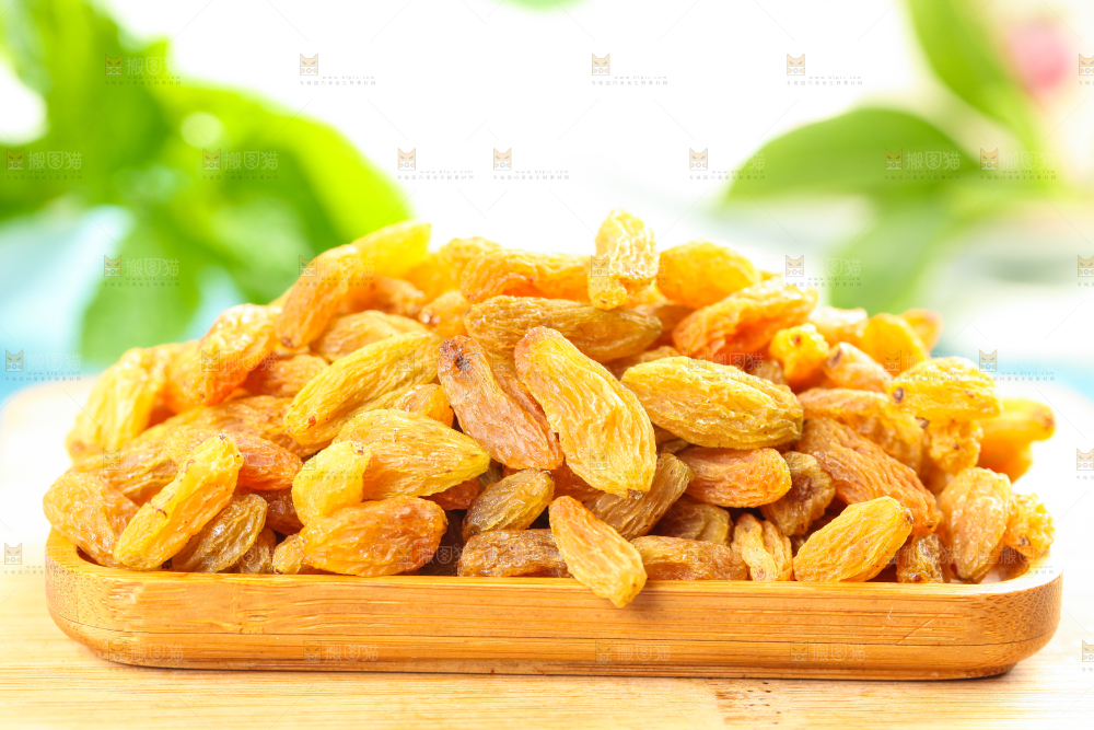 木板上一盘树上黄葡萄干