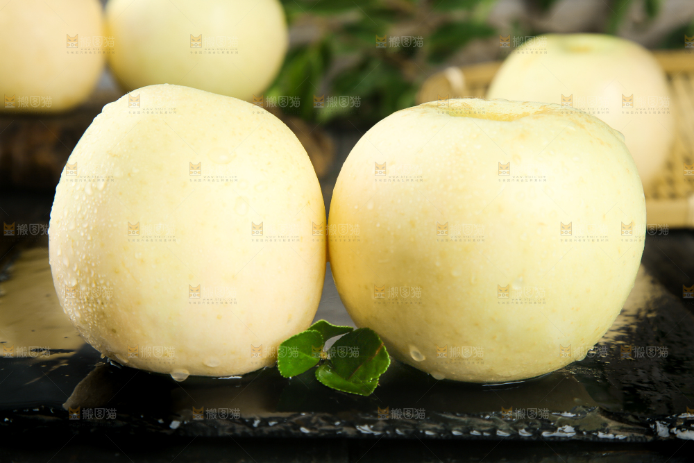 深底上摆放着苹果