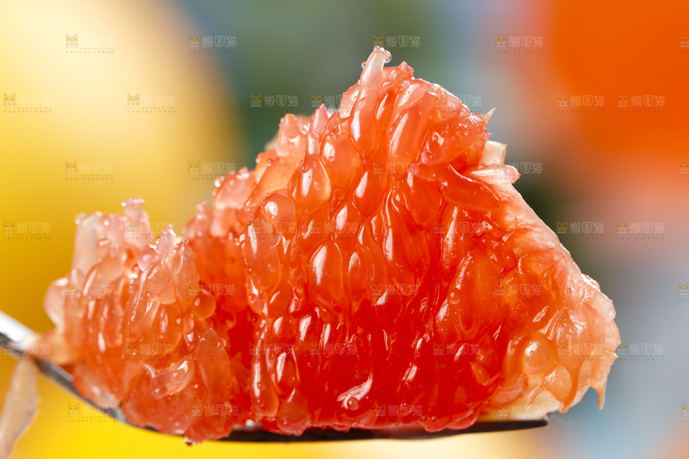 勺子里的红心西柚果肉
