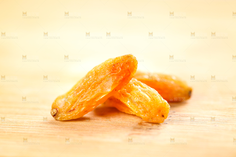 木板上的树上黄葡萄干