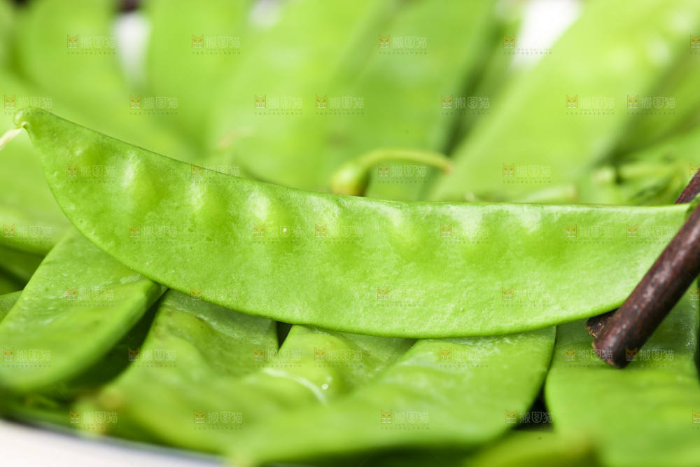 筷子夹着荷兰豆