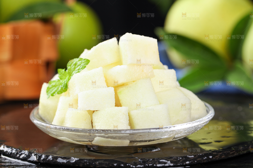黑底放着一碟翠冠梨果肉