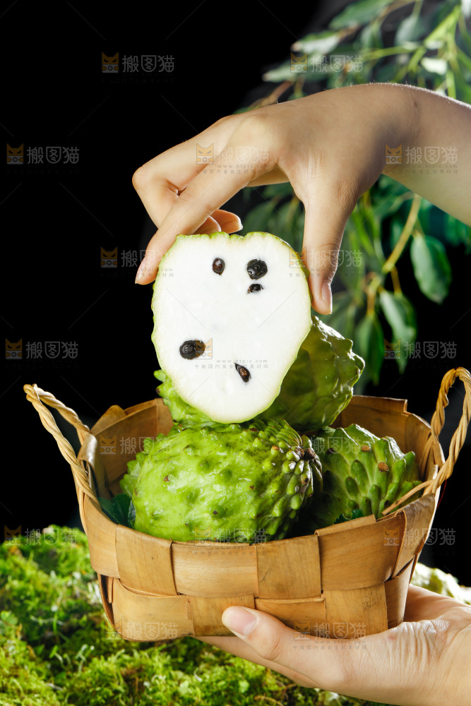 手里拿着牛奶释迦果