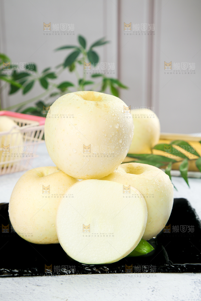 黑石板上放着苹果