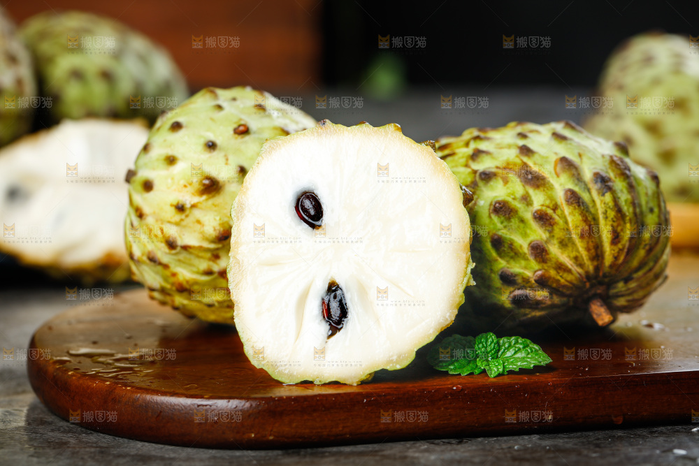 木底上放着牛奶释迦果