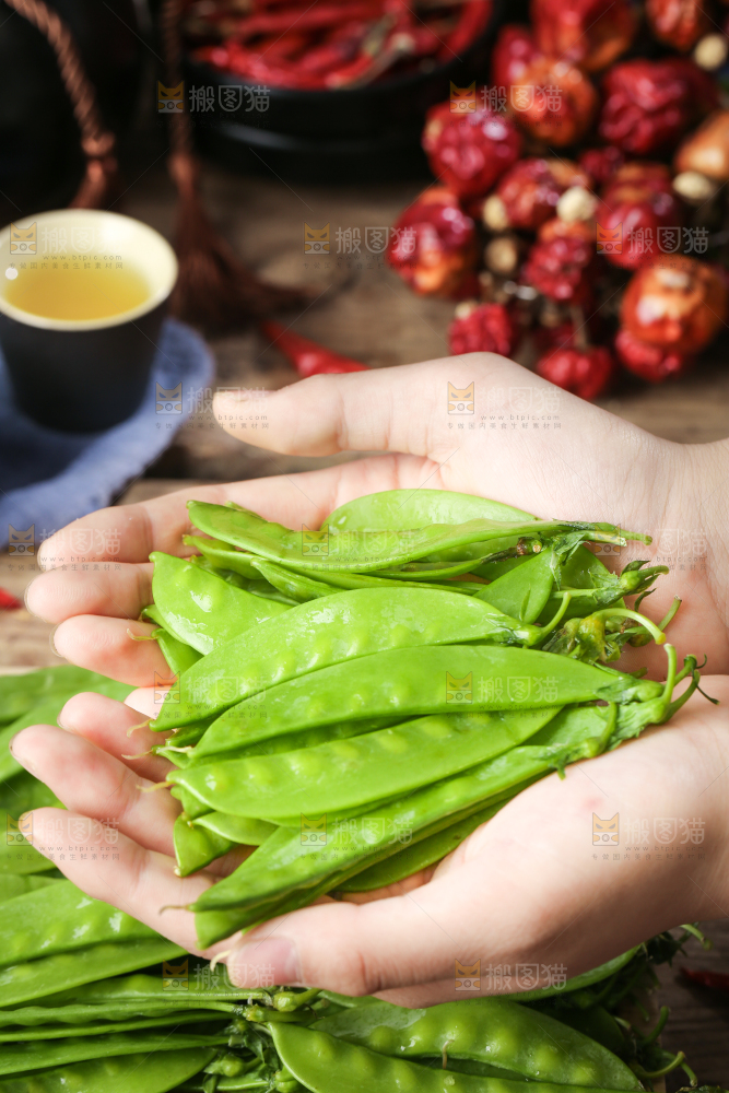 手里拿着荷兰豆