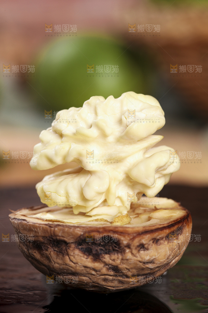 黑石板上放着去皮湿核桃果仁