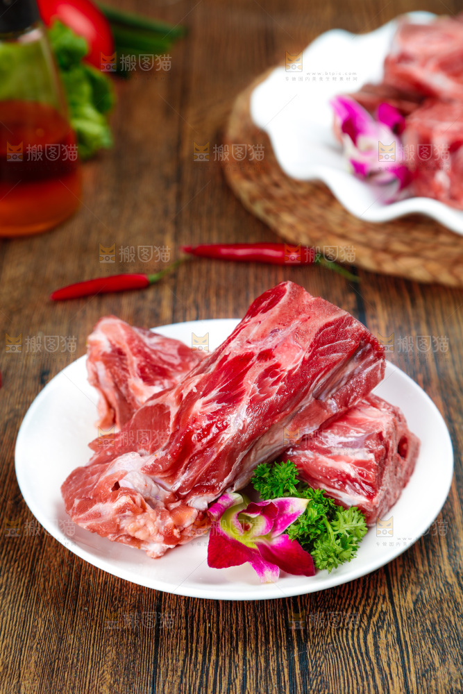 盘子里装着羊蝎子
