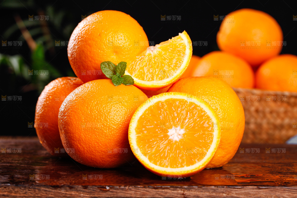 深底上摆放着甜橙
