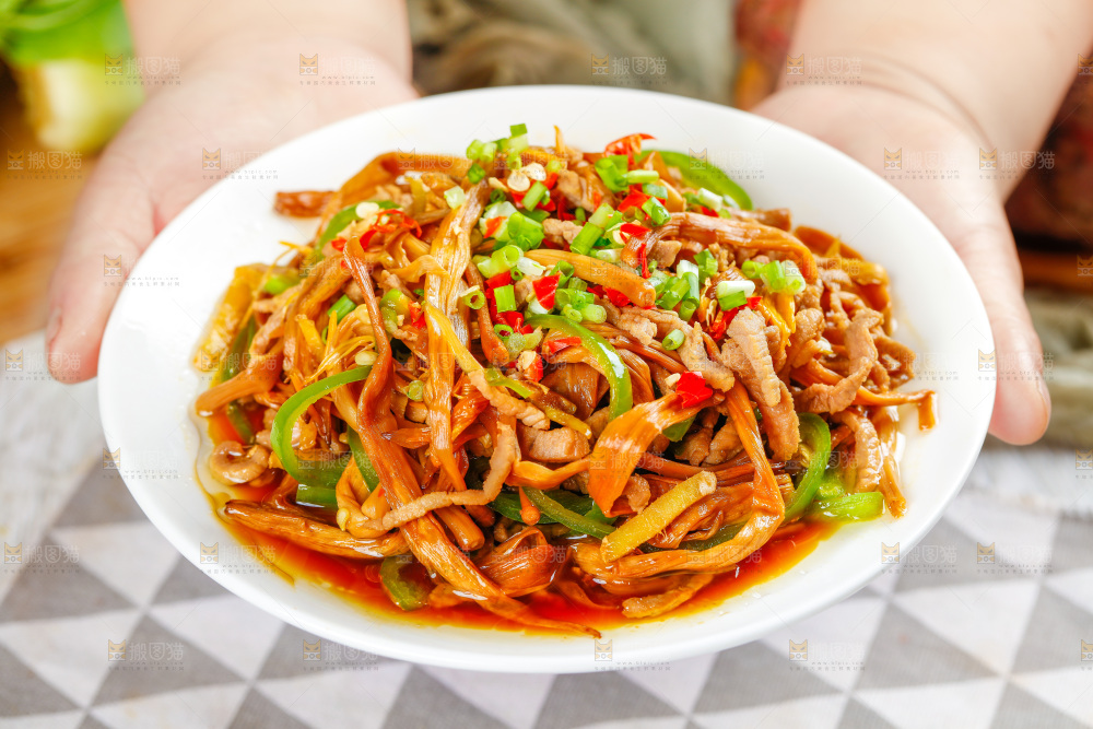 手端一盘黄花菜炒肉