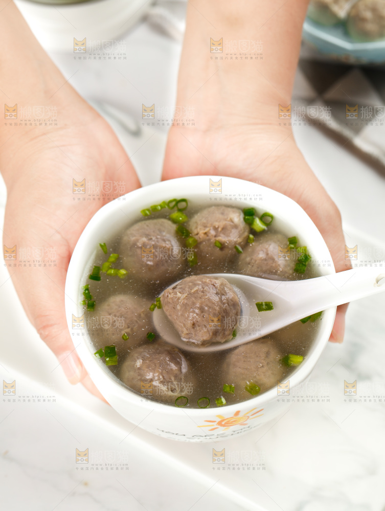 手端一碗牛肉丸汤