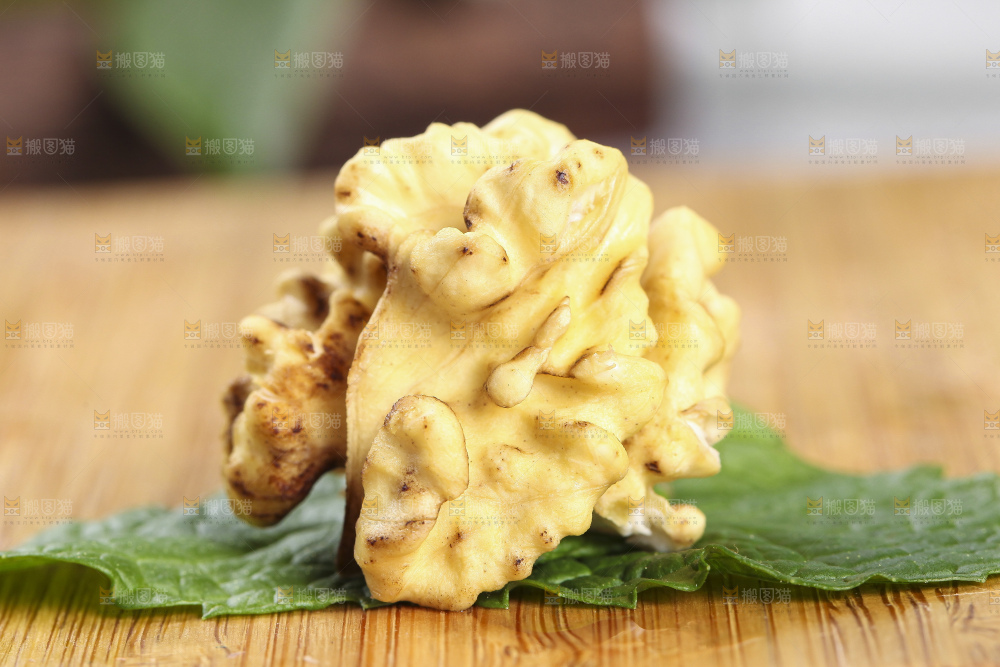木底上放着新鲜湿核桃果仁