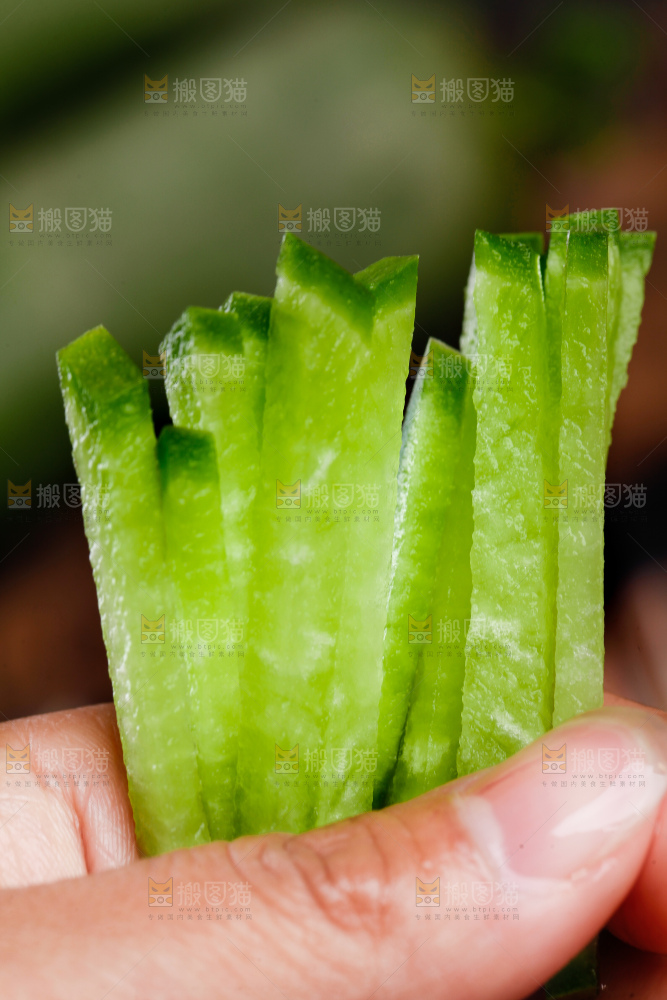 手里拿着青萝卜