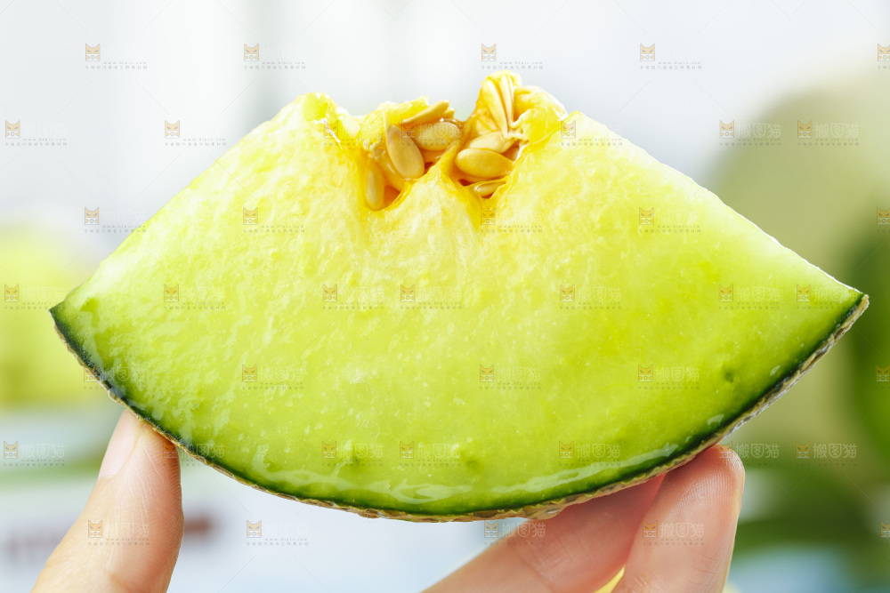 手拿切开的玫珑瓜