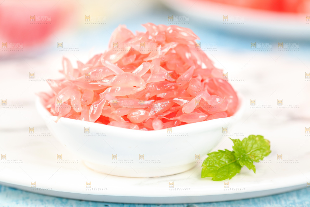 盘子里的红心柚子果肉