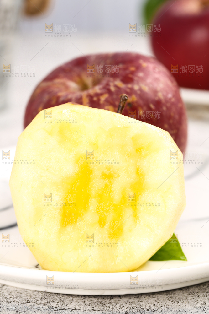 盘子里装着苹果
