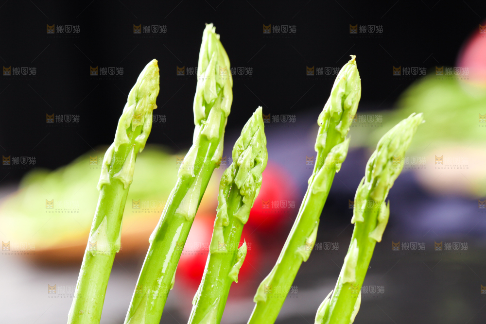 黑石板上的新鲜青芦笋