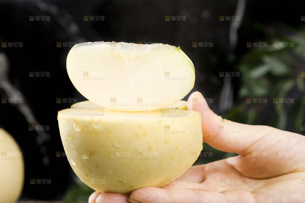 手里拿着奶油富士苹果