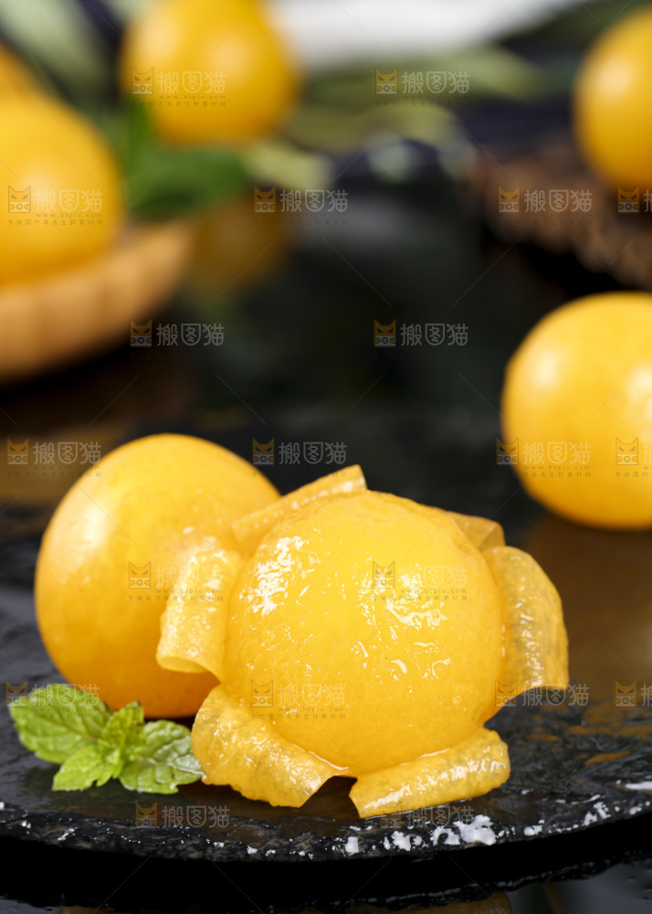 剥皮的黄金奈李放在石板上