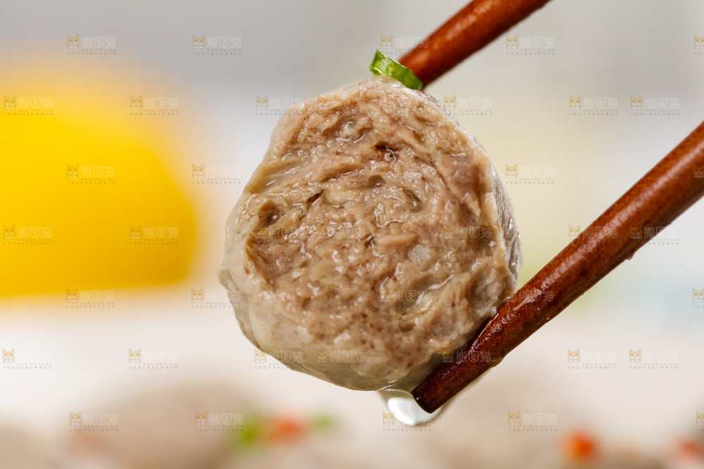 筷子夹着牛肉丸