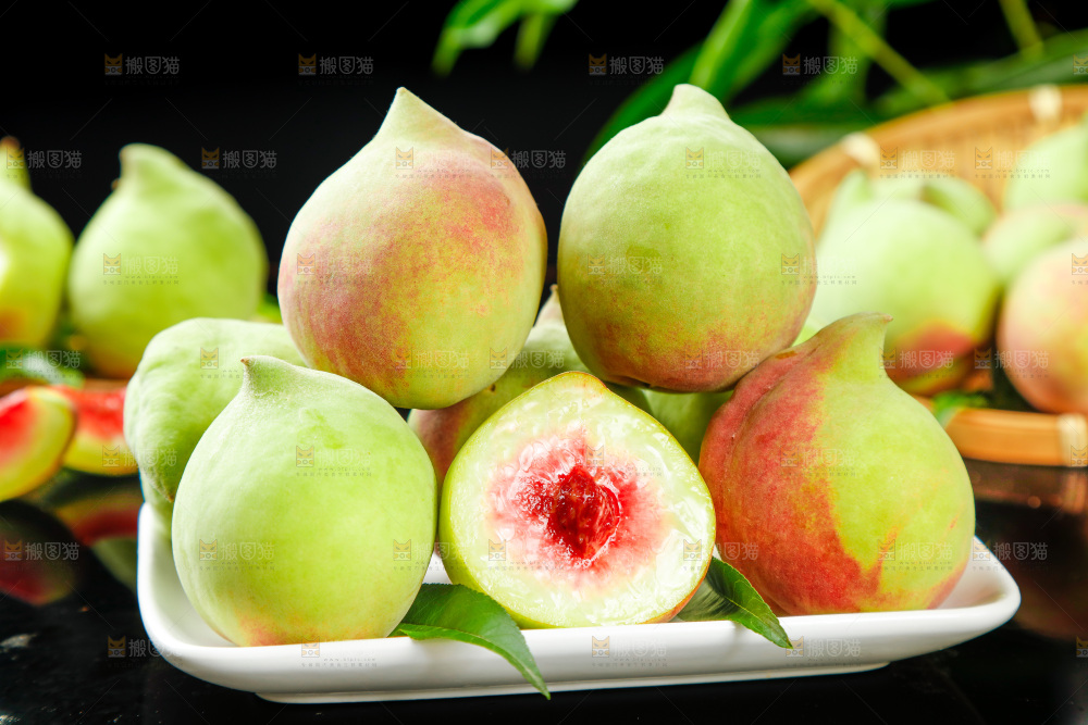 黑石板上放着一盘云南鹰嘴桃