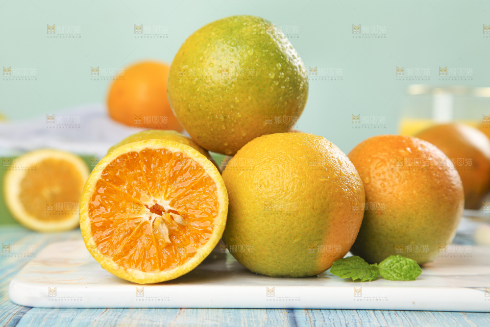 石板上放着切开的夏橙