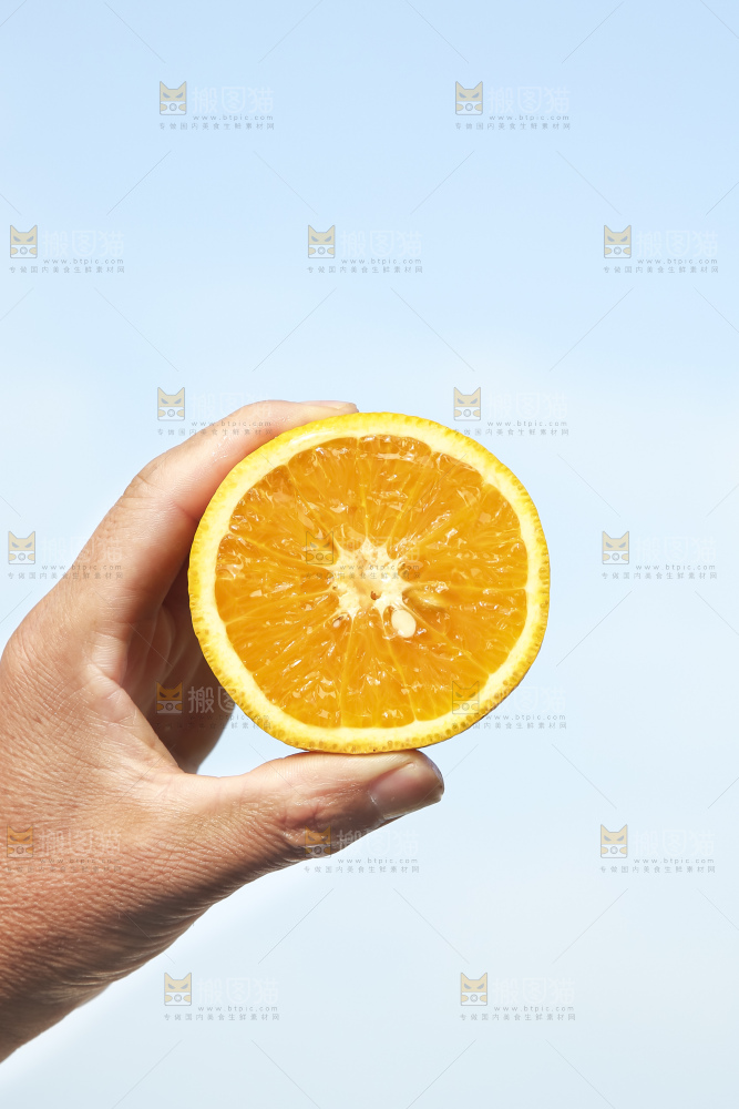 手拿切开的夏橙