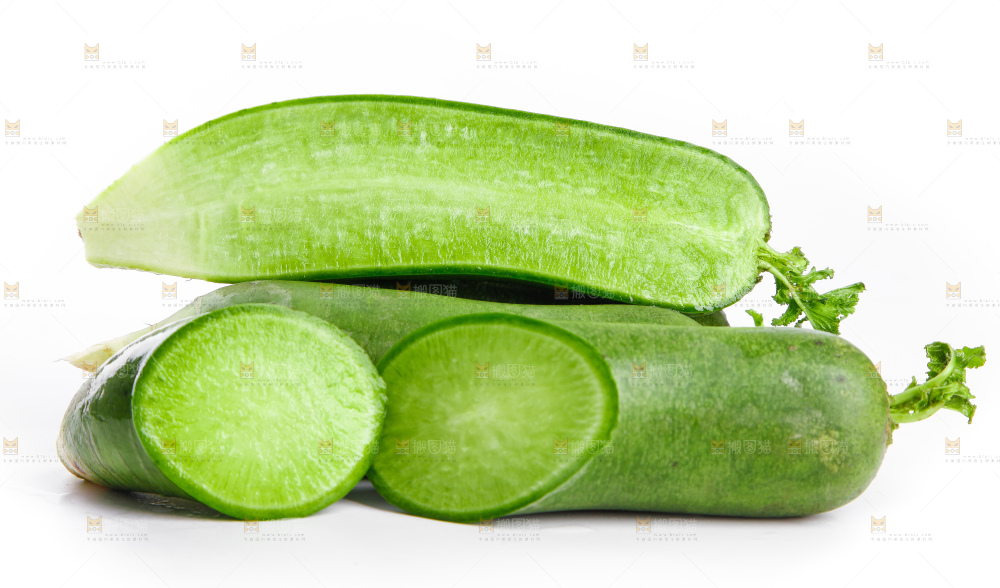 白底上摆放着绿心萝卜