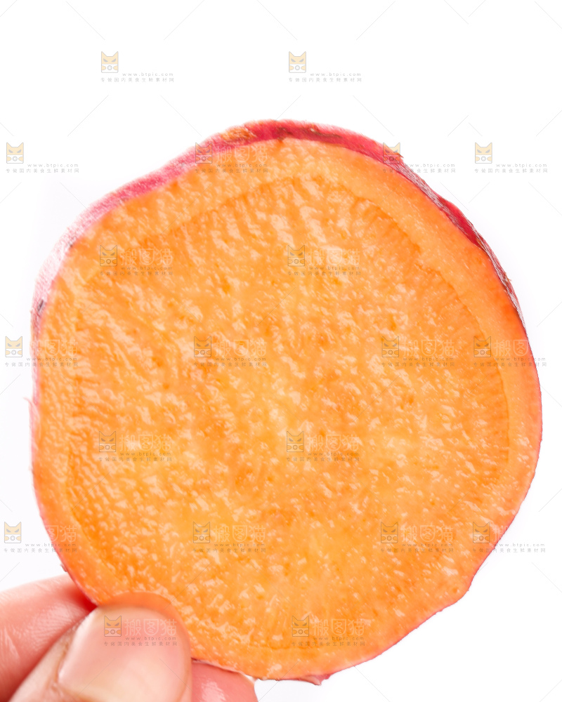 白底上摆放着红蜜薯