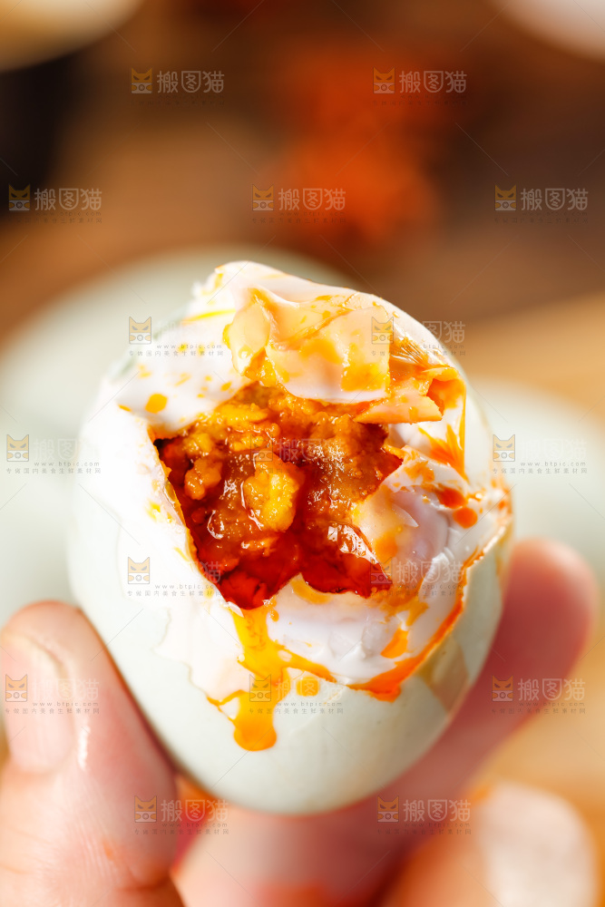 木底上手拿流油的海鸭蛋
