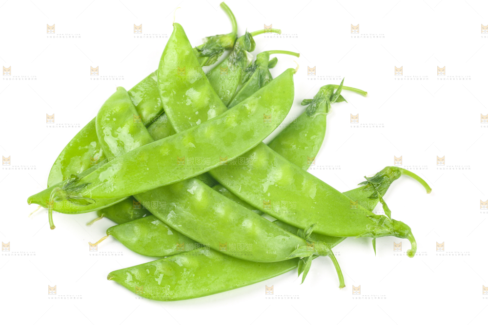 白底上摆放着豌豆荚