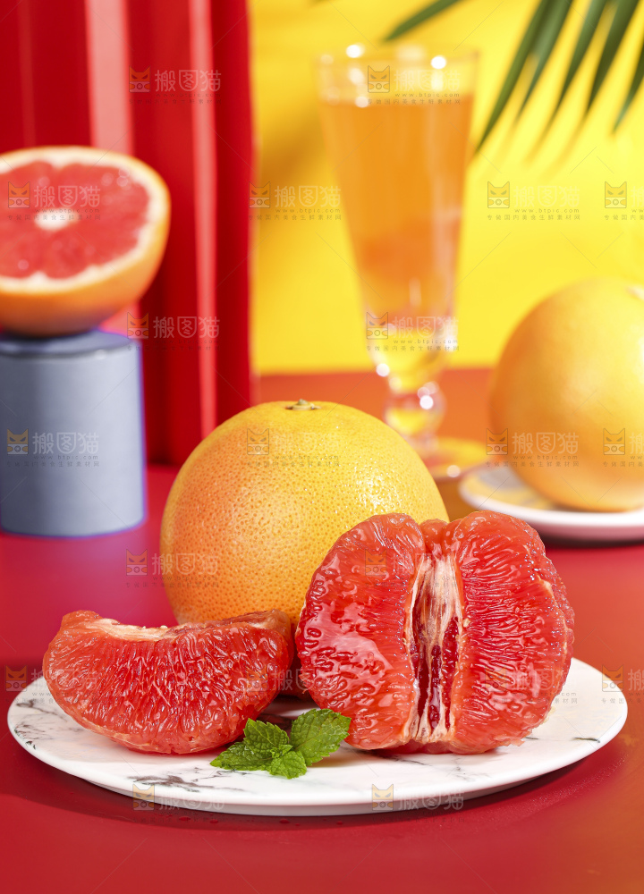 盘子里放着剥皮的南非红心西柚果肉