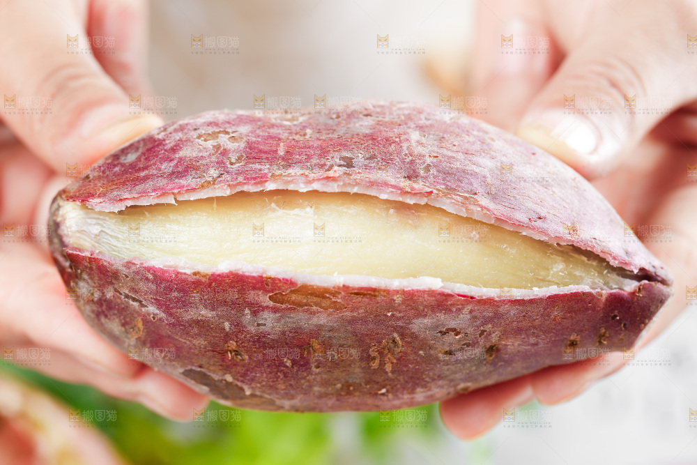 手拿冰淇凌红薯