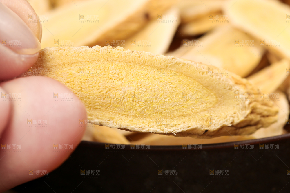 手里拿着黄芪
