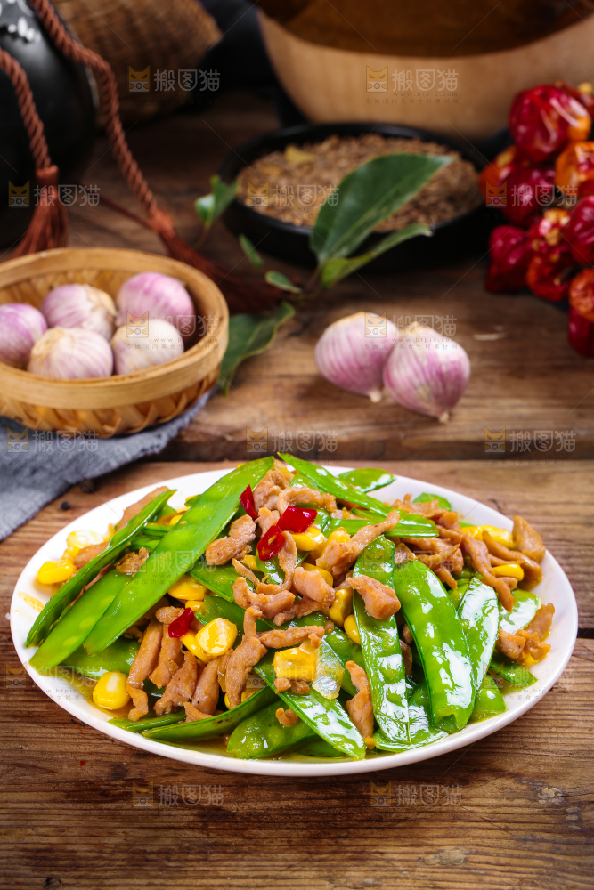 盘子里装着荷兰豆炒肉