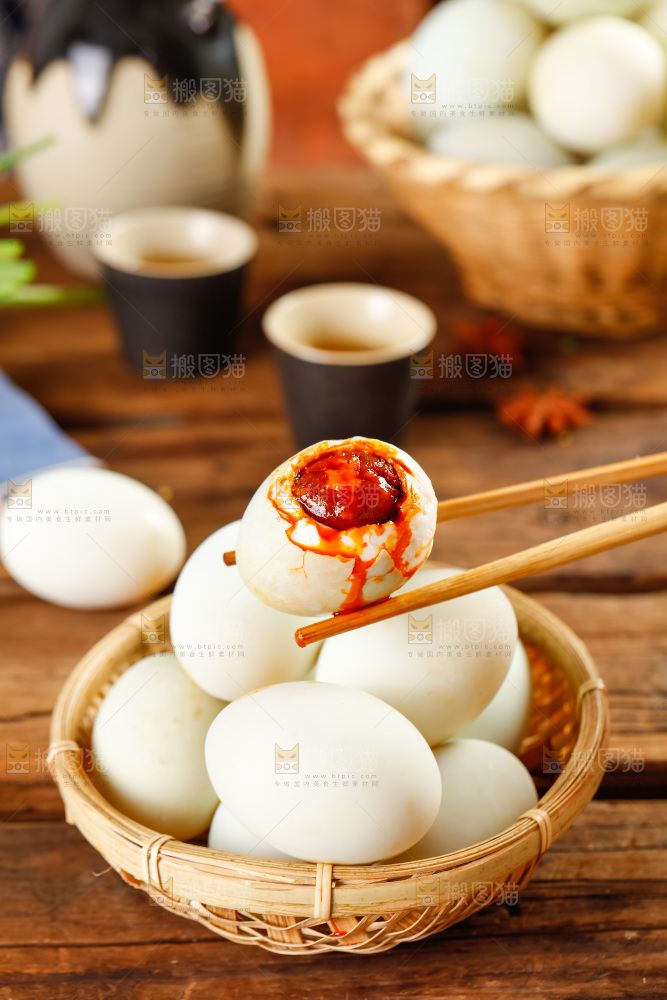 筷子夹着熟海鸭蛋