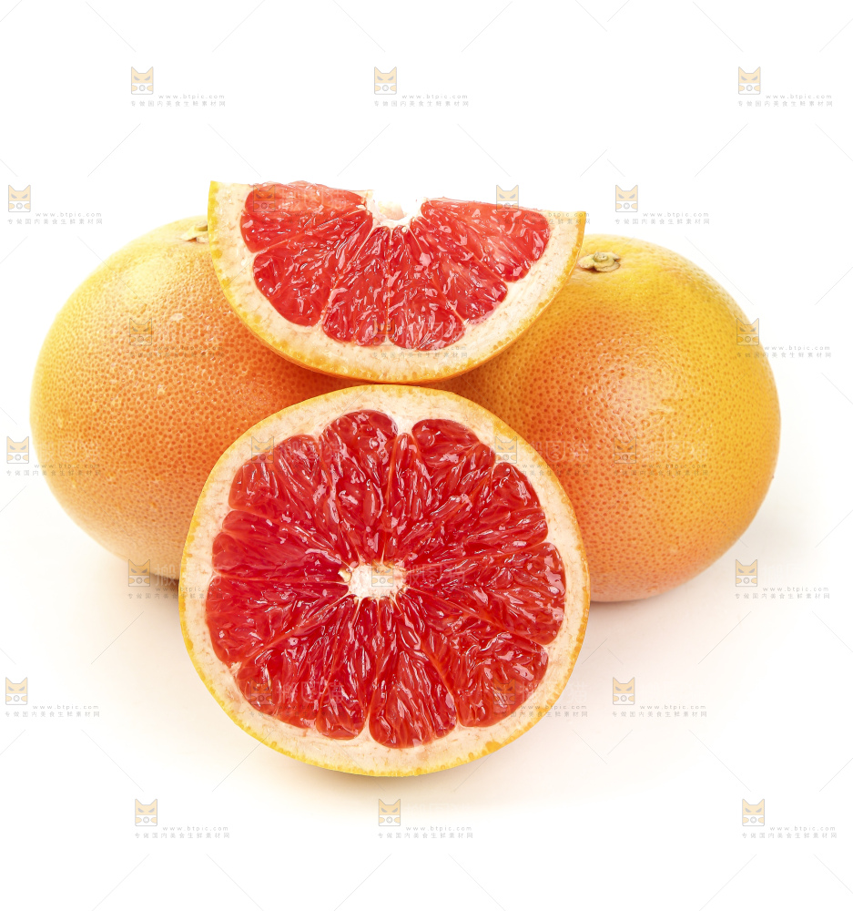 白底上放着切开的红心葡萄柚