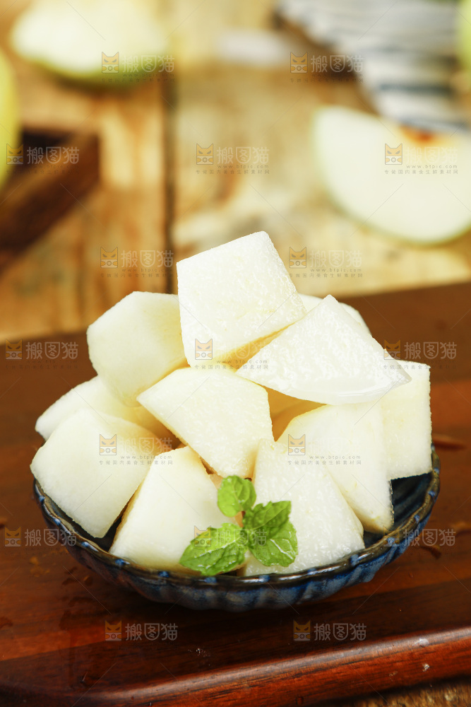 木板上放着一碟翠冠梨果肉
