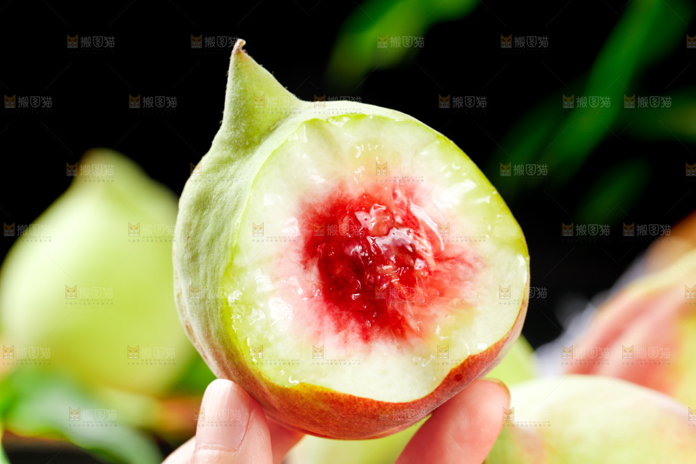 手拿云南鹰嘴水蜜桃
