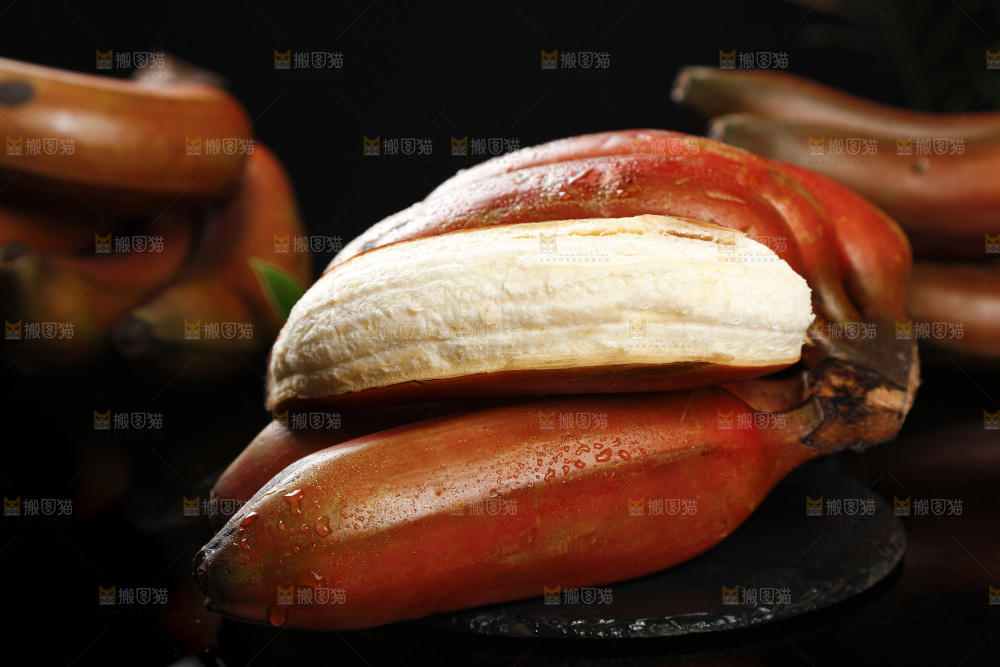 黑底上的红皮香蕉