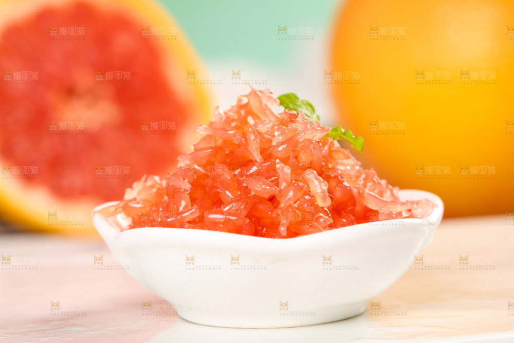 木底上放着一碟红心西柚果肉