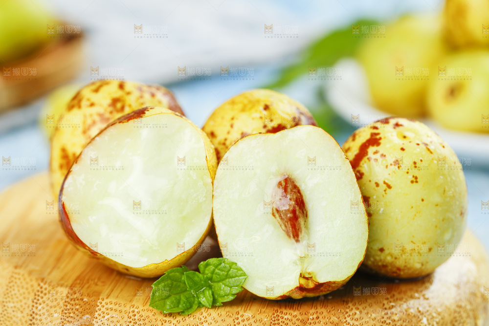 木底上放着切开的冬枣