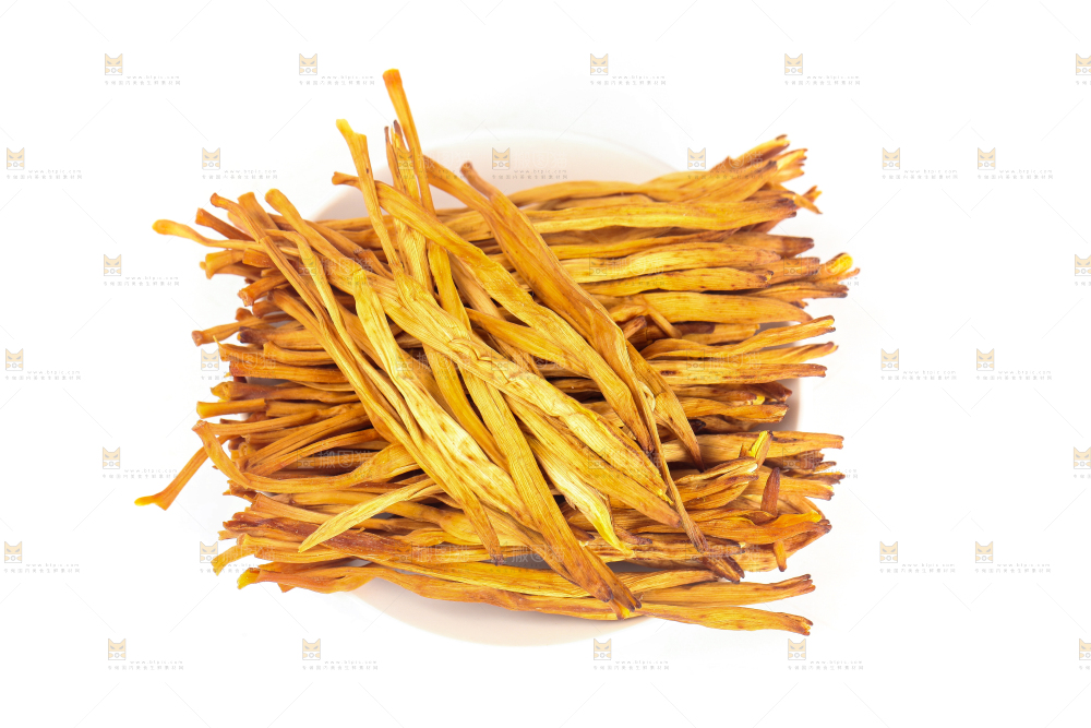 白底上放着一盘干黄花