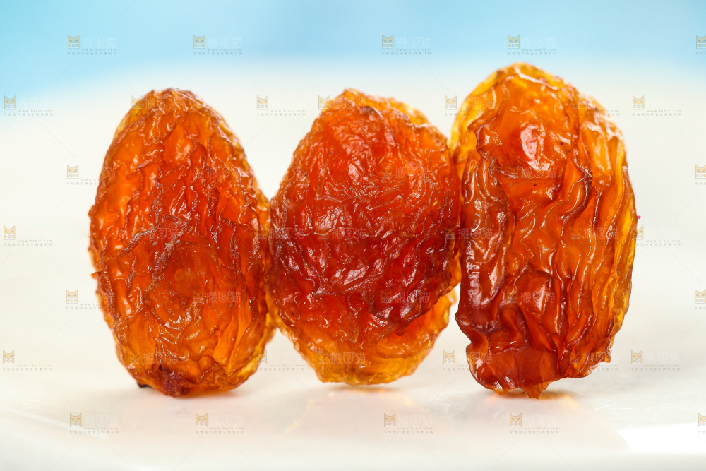 白石板上的玫瑰红葡萄干
