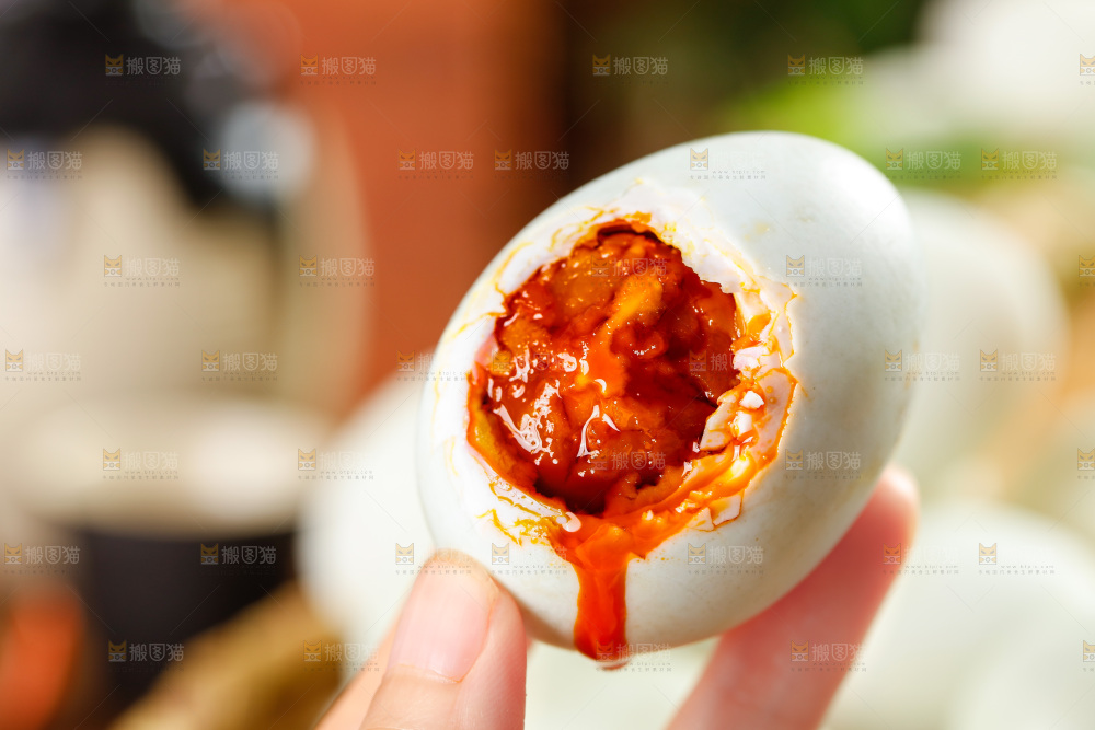 手拿一个熟海鸭蛋