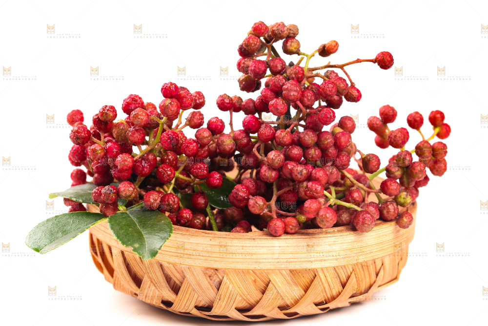 手拿一筐新鲜花椒